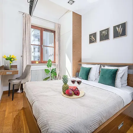 Parkside Flat With Private Garage *