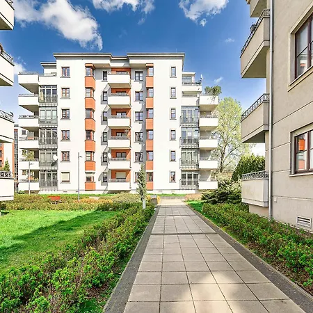 Parkside Flat With Private Garage
