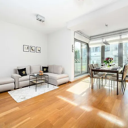 Parkside Flat With Private Garage