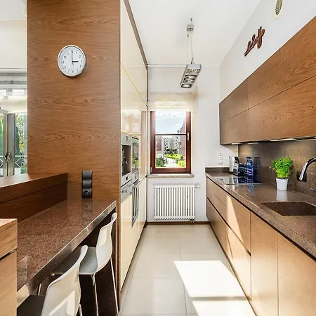 Parkside Flat With Private Garage *