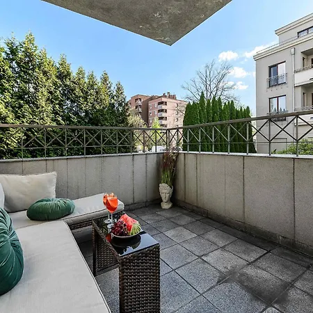 Parkside Flat With Private Garage Łódź