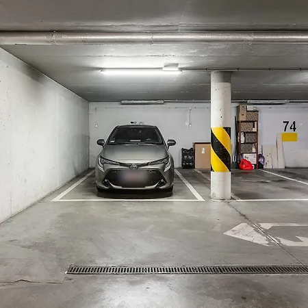 Parkside Flat With Private Garage شقة وودج